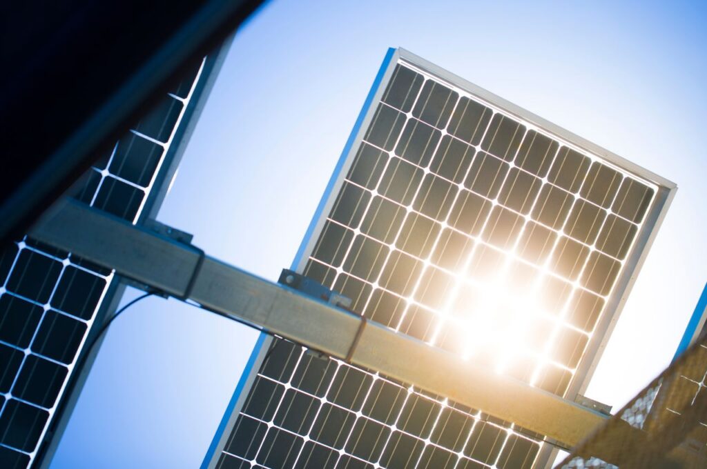 Lire la suite à propos de l’article Panneaux solaires bifaciaux : Maximiser l’efficacité énergétique grâce à la réflexion